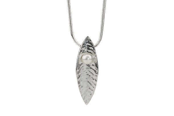 Martina Hamilton Leaf and Pearl Silver Pendant Necklace LFD3B