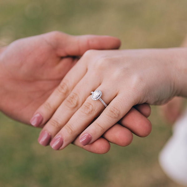 Gold vs. Platinum Engagement Ring: Which One is Right for You?